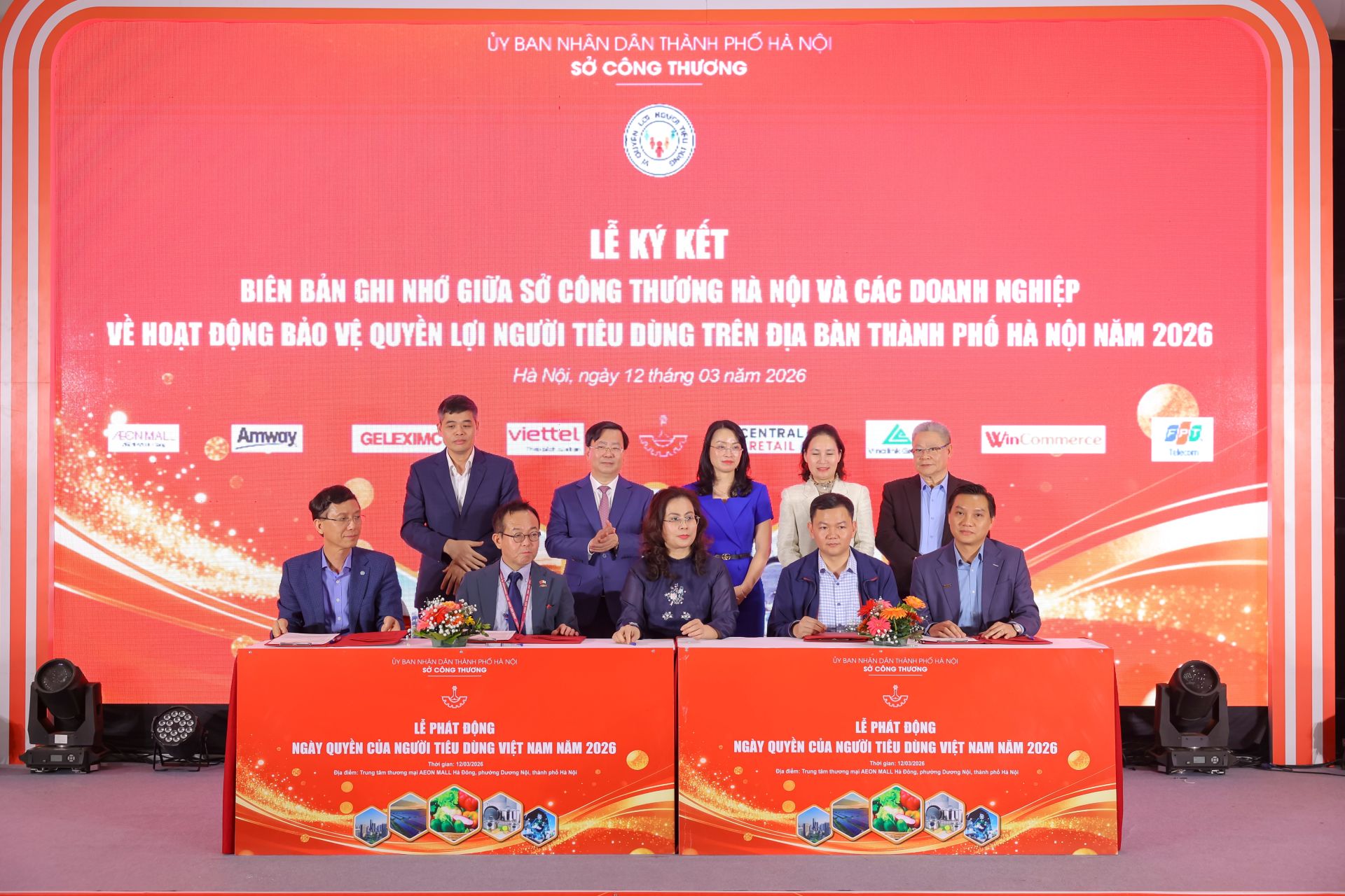 Ông Nguyễn Phương Sơn - Giám đốc Đối ngoại Amway Việt Nam (ngoài cùng bên phải) ký kết Biên bản ghi nhớ cùng Sở Công thương về hoạt động bảo vệ quyền lợi người tiêu dùng trên địa bàn thành phố Hà Nội Ông Nguyễn Phương Sơn - Giám đốc Đối ngoại Amway Việt Nam (ngoài cùng bên phải) ký kết Biên bản ghi nhớ cùng Sở Công thương về hoạt động bảo vệ quyền lợi người tiêu dùng trên địa bàn thành phố Hà Nội