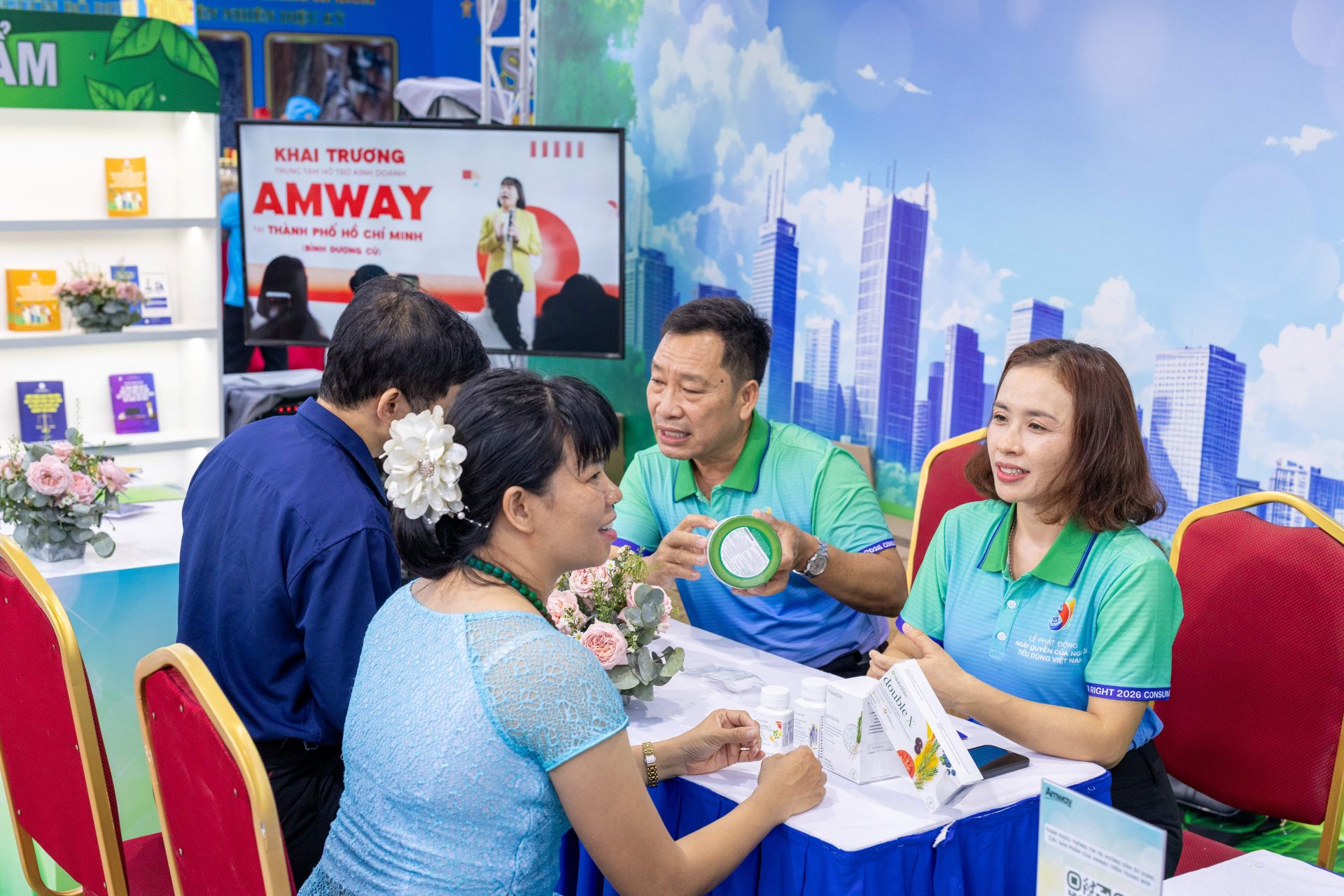 Tư vấn viên từ Amway trực tiếp chia sẻ thông tin, giúp người dân mua sắm thông thái tại gian hàng Tư vấn viên từ Amway trực tiếp chia sẻ thông tin, giúp người dân mua sắm thông thái tại gian hàng