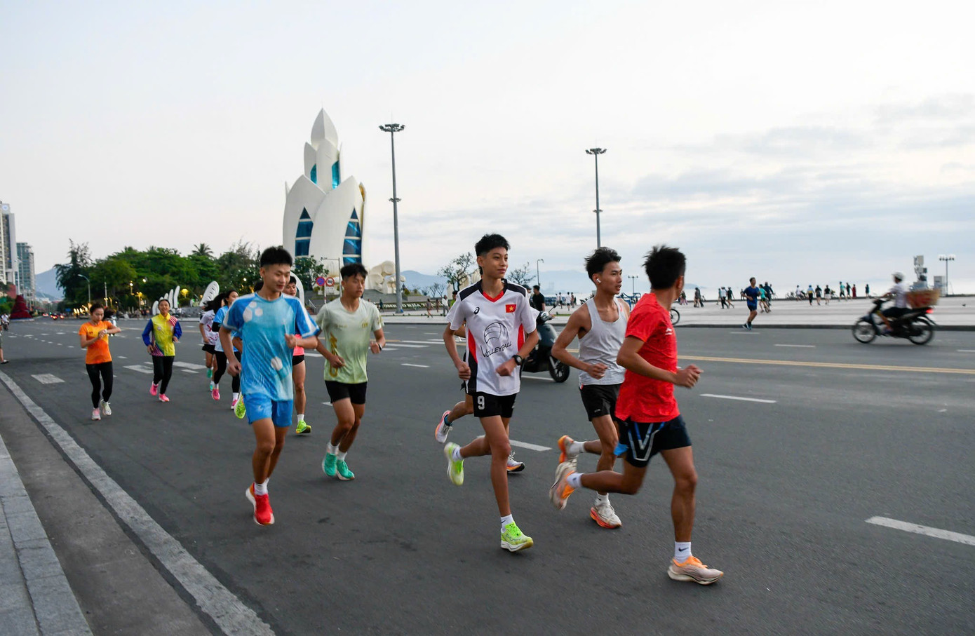 Trên cung đường chạy, hàng ngàn vận động viên đã cùng đi qua nhiều điểm đến nổi tiếng của Nha Trang Khánh Hòa (nguồn: BTC giải Tiền Phong Marathon 2026) Trên cung đường chạy, hàng ngàn vận động viên đã cùng đi qua nhiều điểm đến nổi tiếng của Nha Trang Khánh Hòa (nguồn: BTC giải Tiền Phong Marathon 2026)