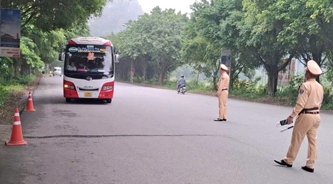 Ninh Bình siết chặt an toàn giao thông đối với xe vận tải hành khách