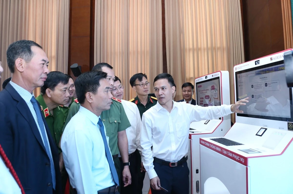 Bí thư Tỉnh ủy Nguyễn Doãn Anh cùng các đại biểu tham quan trải nghiệm Kiosk thông minh tại lễ ra mắt. Bí thư Tỉnh ủy Nguyễn Doãn Anh cùng các đại biểu tham quan trải nghiệm Kiosk thông minh tại lễ ra mắt.