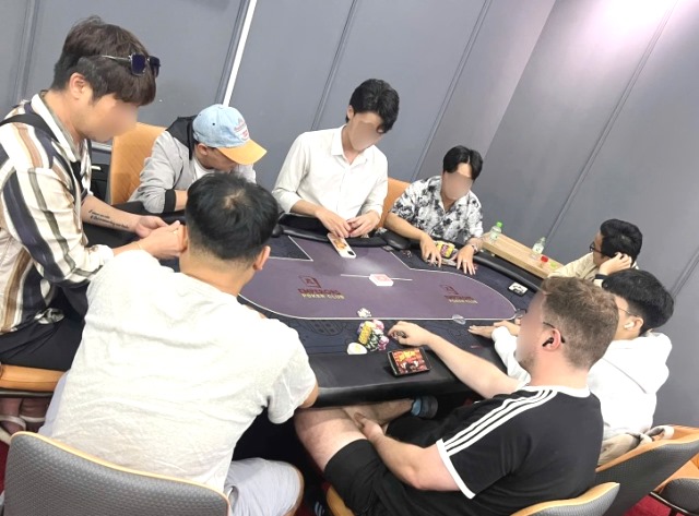 Vạch trần s&ograve;ng b&agrave;i n&uacute;p b&oacute;ng c&acirc;u lạc bộ Poker tại kh&aacute;ch sạn ở Đ&agrave; Nẵng. Ảnh: CACC