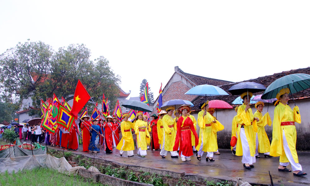 H&agrave;ng ngh&igrave;n người tham gia đo&agrave;n rước lợn đen