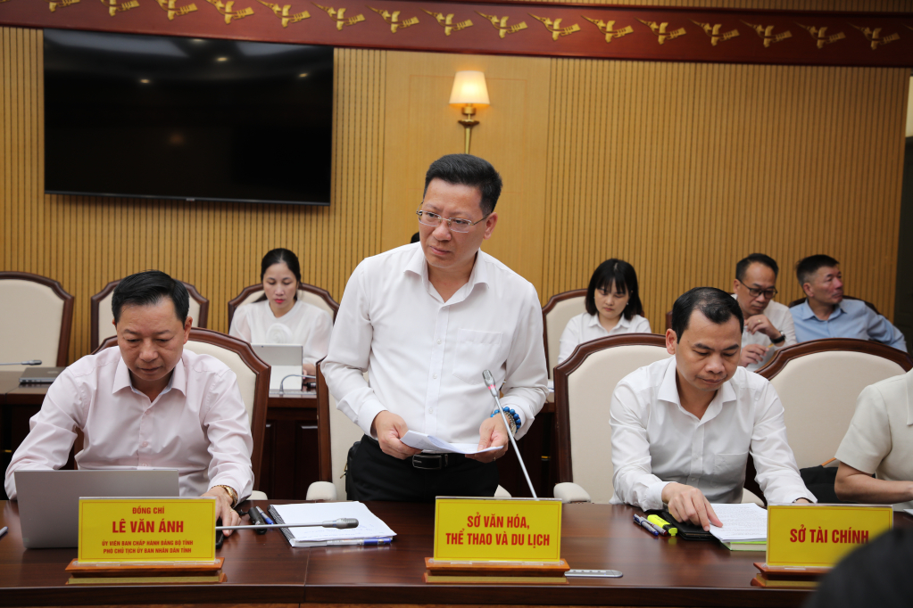 &Ocirc;ng Nguyễn Việt Dũng, Gi&aacute;m đốc Sở Văn h&oacute;a, Thể thao v&agrave; Du lịch tỉnh Quảng Ninh, b&aacute;o c&aacute;o tại hội nghị