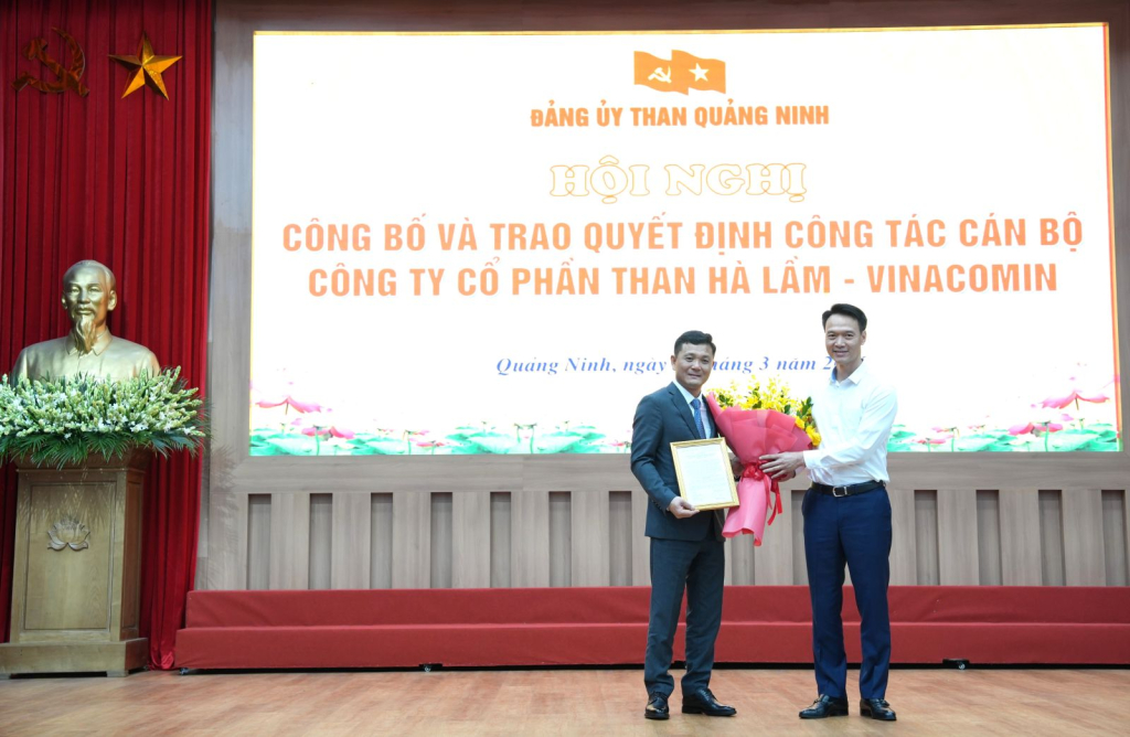 Ông Phạm Hồng Thái, Phó Bí thư Thường trực Đảng ủy Than Quảng Ninh, trao quyết định chỉ định ông Nguyễn Hữu Đạt (bên trái), Giám đốc Công ty CP Than Hà Lầm - Vinacomin, tham gia Ban Chấp hành, Ban Thường vụ, giữ chức vụ Bí thư Đảng ủy Công ty CP Than Hà Lầm - Vinacomin Ông Phạm Hồng Thái, Phó Bí thư Thường trực Đảng ủy Than Quảng Ninh, trao quyết định chỉ định ông Nguyễn Hữu Đạt (bên trái), Giám đốc Công ty CP Than Hà Lầm - Vinacomin, tham gia Ban Chấp hành, Ban Thường vụ, giữ chức vụ Bí thư Đảng ủy Công ty CP Than Hà Lầm - Vinacomin