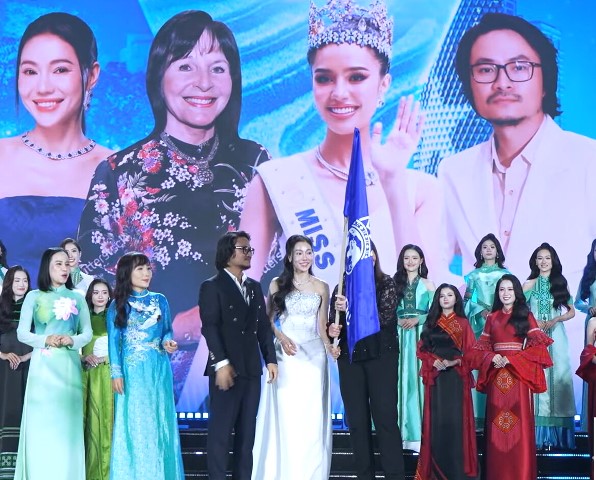 Bà Julia Morley trao quyền đăng cai cuộc thi Miss World lần thứ 73 cho Việt Nam. Bà Julia Morley trao quyền đăng cai cuộc thi Miss World lần thứ 73 cho Việt Nam.
