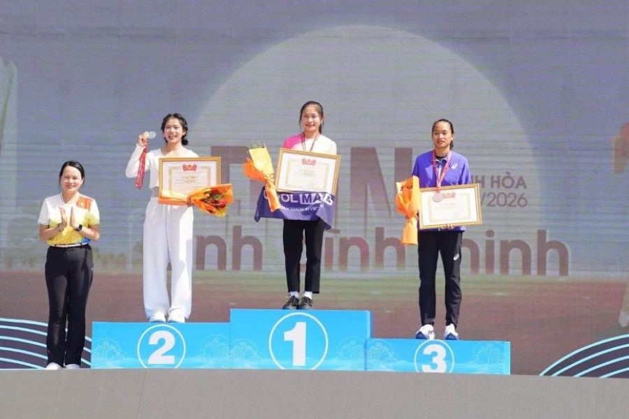 VĐV L&ecirc; Thị Lam gi&agrave;nh HCV ở nội dung b&aacute;n Marathon (21,1km) nữ