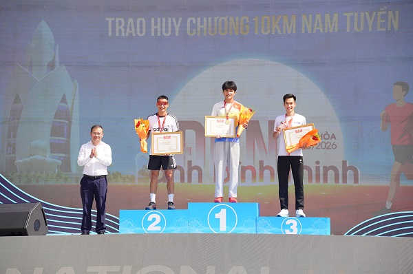 Trao giải cự ly 10 km Nam tuyển Trao giải cự ly 10 km Nam tuyển