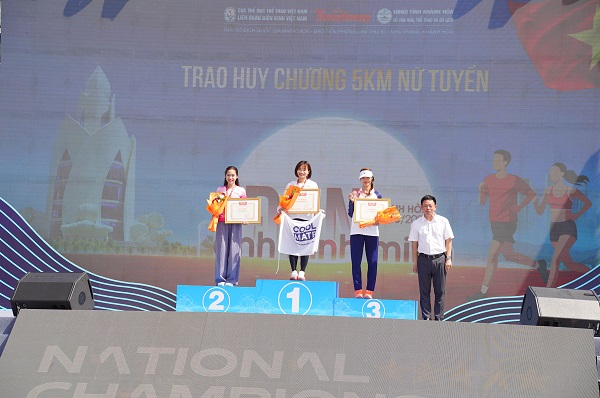 Trao Huy Chương 5 km nữ tuyển Trao Huy Chương 5 km nữ tuyển