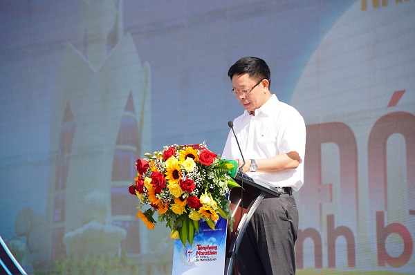 Nhà báo Phùng Công Sưởng- Tông biên tập Báo Tiền Phong, Trương Ban tổ chức Giải, phát biểu trong lễ bế mạc Nhà báo Phùng Công Sưởng- Tông biên tập Báo Tiền Phong, Trương Ban tổ chức Giải, phát biểu trong lễ bế mạc