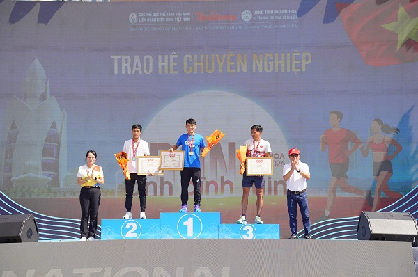 Trao huy chương hệ chuyên nghiệp Trao huy chương hệ chuyên nghiệp