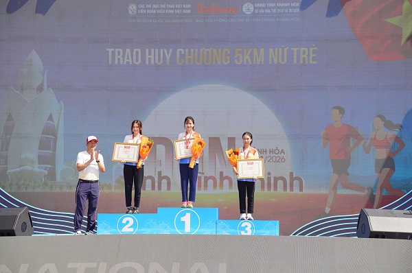 Trao huy chương 5 km nữ trẻ Trao huy chương 5 km nữ trẻ