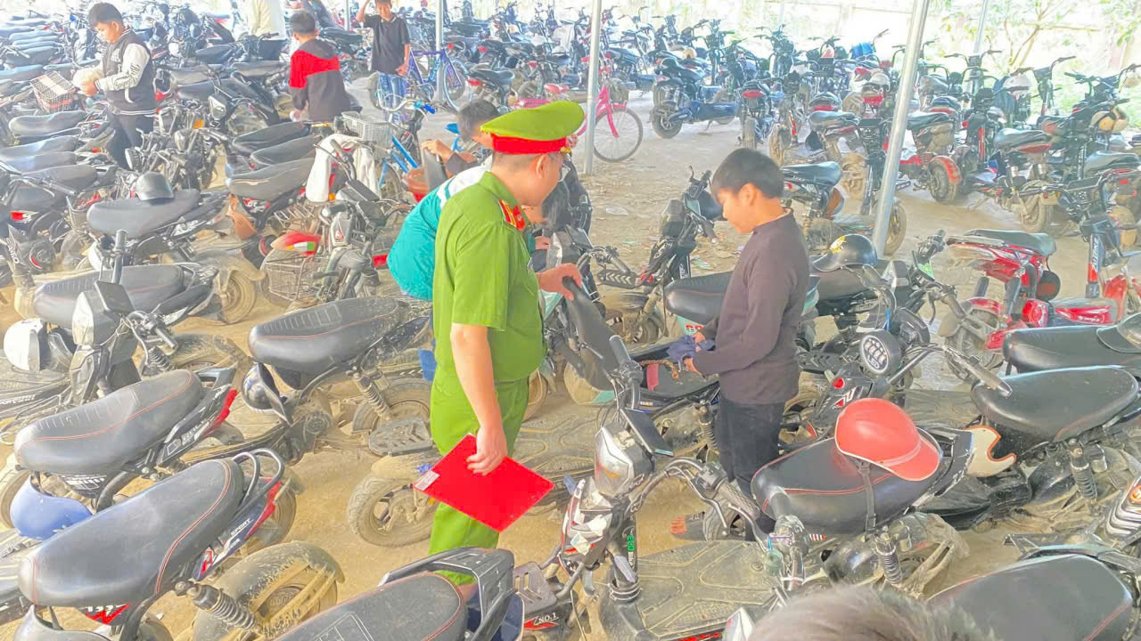 Lực lượng Công an kiểm tra thực tế các phương tiện xe đạp điện của học sinh tại bãi gửi xe trên địa bàn xã Lâm Thượng, tỉnh Lào Cai, kịp thời phát hiện và chấn chỉnh các trường hợp vi phạm. Lực lượng Công an kiểm tra thực tế các phương tiện xe đạp điện của học sinh tại bãi gửi xe trên địa bàn xã Lâm Thượng, tỉnh Lào Cai, kịp thời phát hiện và chấn chỉnh các trường hợp vi phạm.