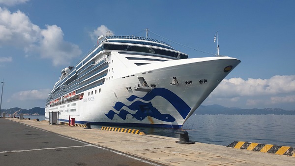 Khánh Hòa: Tàu biển quốc tế Ms Coral Princess đưa 1.800 du khách đến Cảng quốc tế Cam Ranh