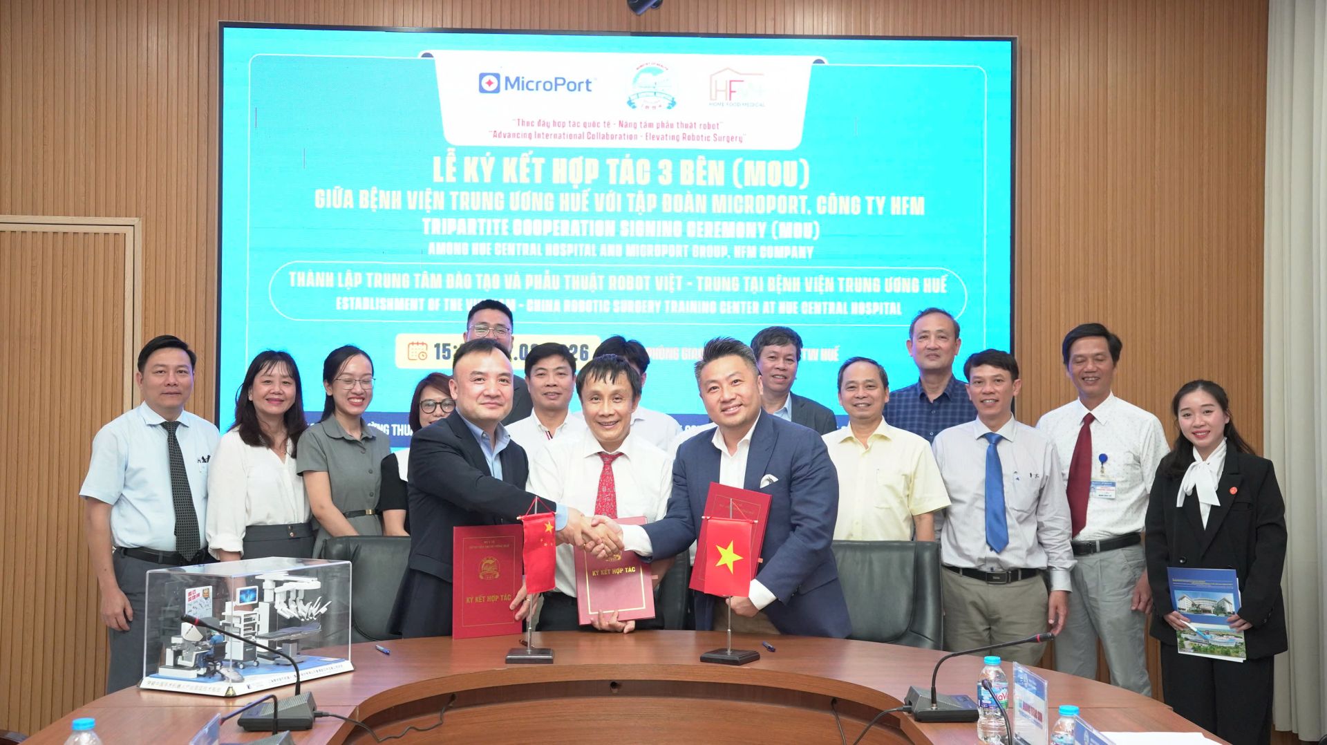 Quang cảnh buổi k&yacute; kết