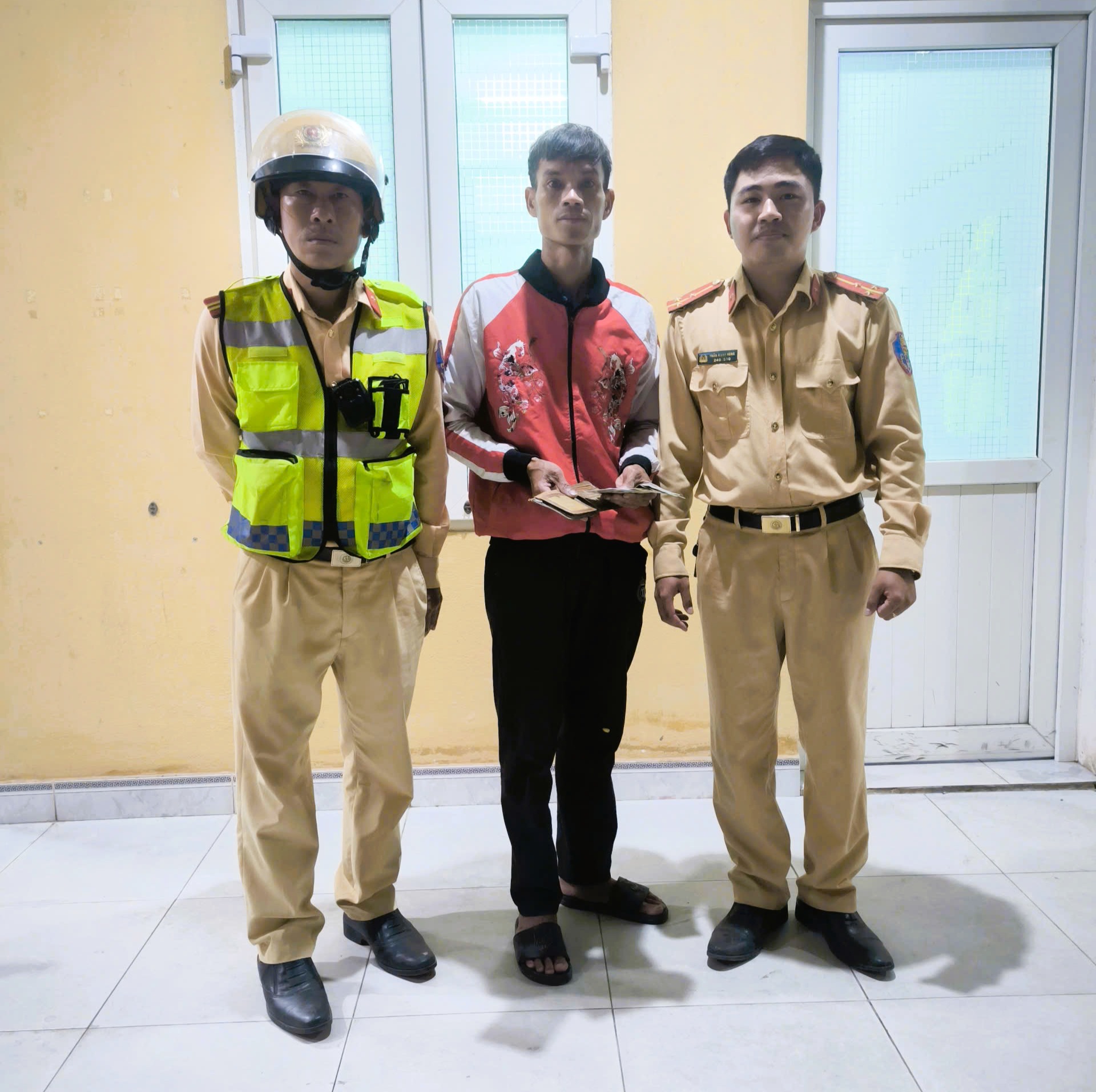 Cảnh sát giao thông TP. Huế cùng người dân lan tỏa những giá trị tích cực