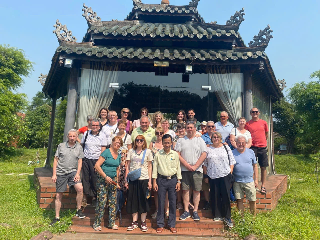 Kh&aacute;ch du lịch nước ngo&agrave;i th&iacute;ch th&uacute; tại Nh&agrave; h&agrave;ng Ho&agrave;ng Mai Huế ng&agrave;y 28/3/2026