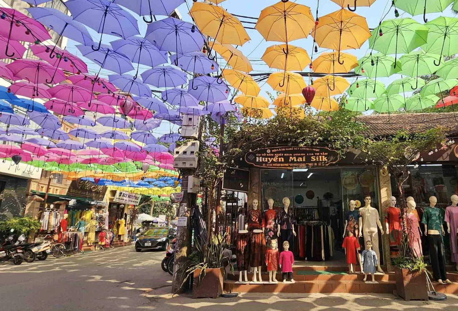 Một trong những tuyến được trang tr&iacute; rực rỡ tại l&agrave;ng lụa Vạn Ph&uacute;c (phường H&agrave; Đ&ocirc;ng). Ảnh: TN