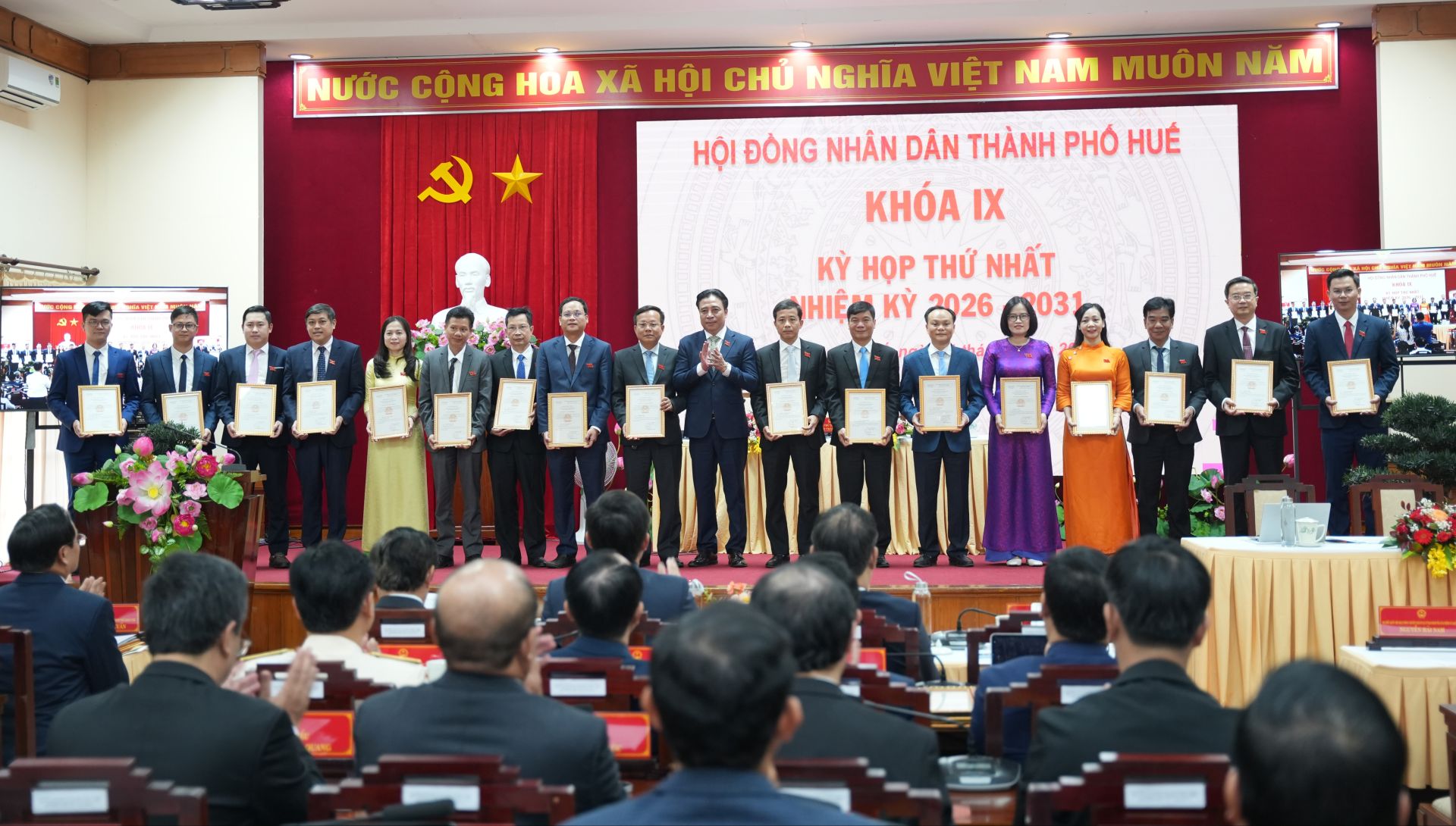 Trao giấy chứng nhận HĐND cho c&aacute;c đại biểu tr&uacute;ng cử