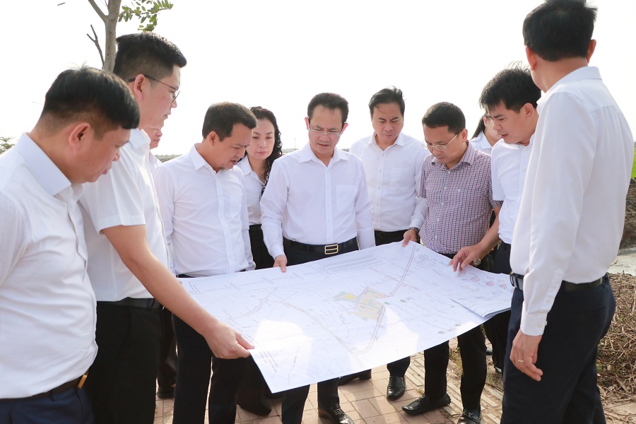 Tổng Gi&aacute;m đốc EVNNPC Nguyễn Đức Thiện c&ugrave;ng đo&agrave;n c&ocirc;ng t&aacute;c đ&atilde; trực tiếp kiểm tra hiện trường, chỉ đạo đẩy nhanh tiến độ c&aacute;c dự &aacute;n trọng điểm, qua đ&oacute; g&oacute;p phần n&acirc;ng cao năng lực cung ứng điện trong m&ugrave;a nắng n&oacute;ng