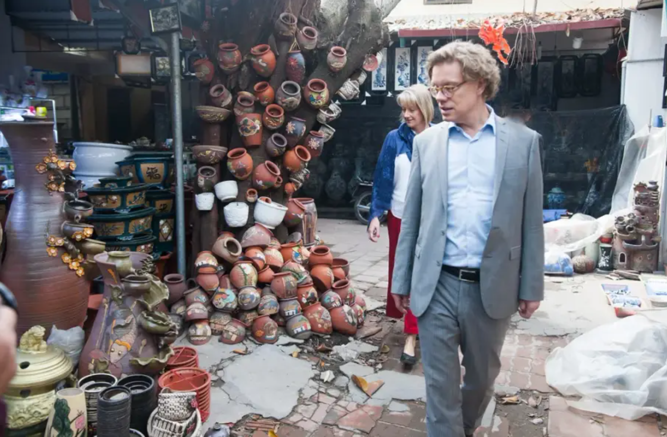 Kh&aacute;ch du lịch quốc tế tham quan tại l&agrave;ng Gốm B&aacute;t Tr&agrave;ng