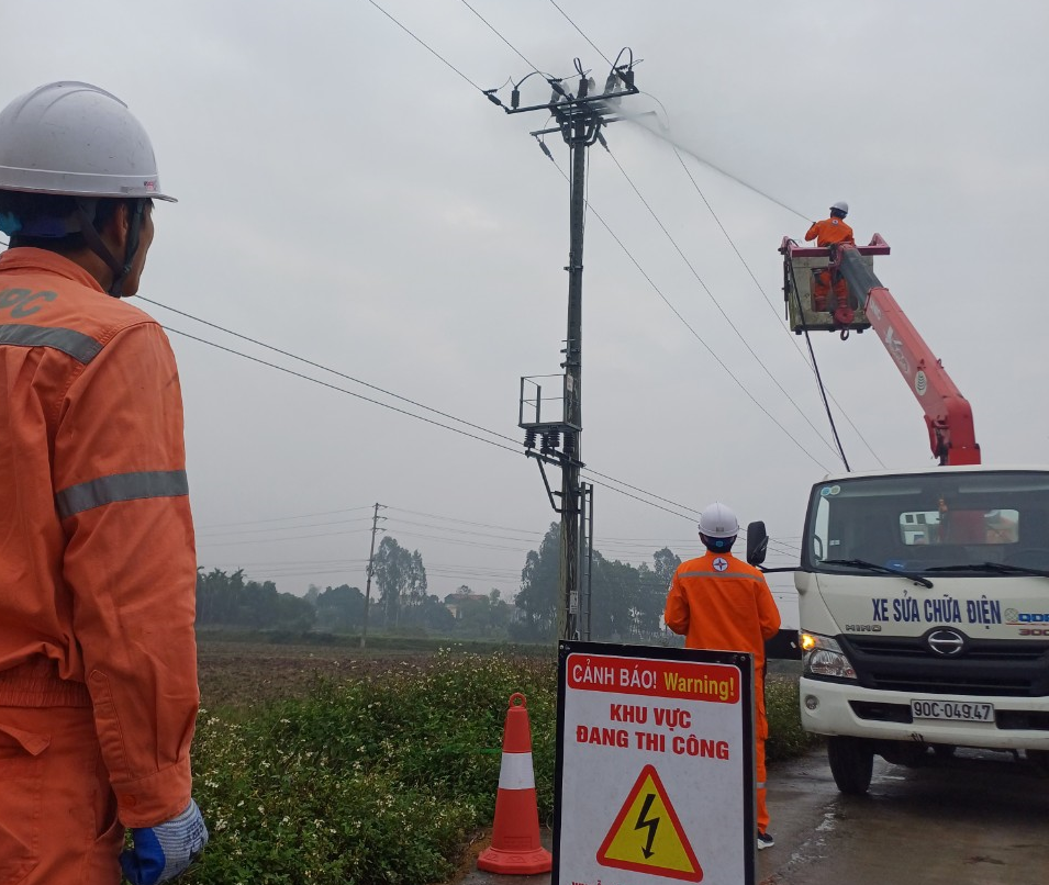 EVNNPC thực hiện sửa chữa lưới điện bằng c&ocirc;ng nghệ hotline nhằm hạn chế tối đa việc cắt điện khi thi c&ocirc;ng đảm bảo điện cho kh&aacute;ch h&agrave;ng sử dụng điện