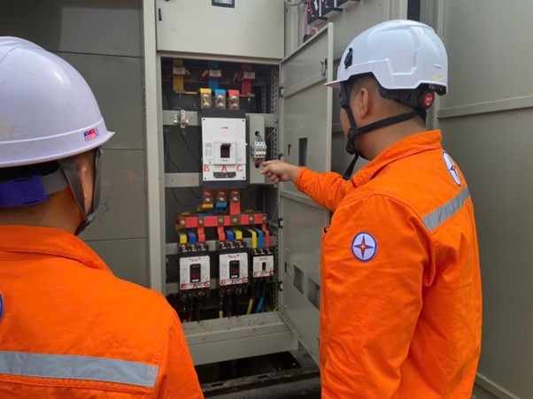 C&aacute;c đơn vị Điện lực trực thuộc EVNNPC tăng cường kiểm tra, khắc phục c&aacute;c khiếm khuyết tr&ecirc;n lưới điện trước m&ugrave;a nắng n&oacute;ng