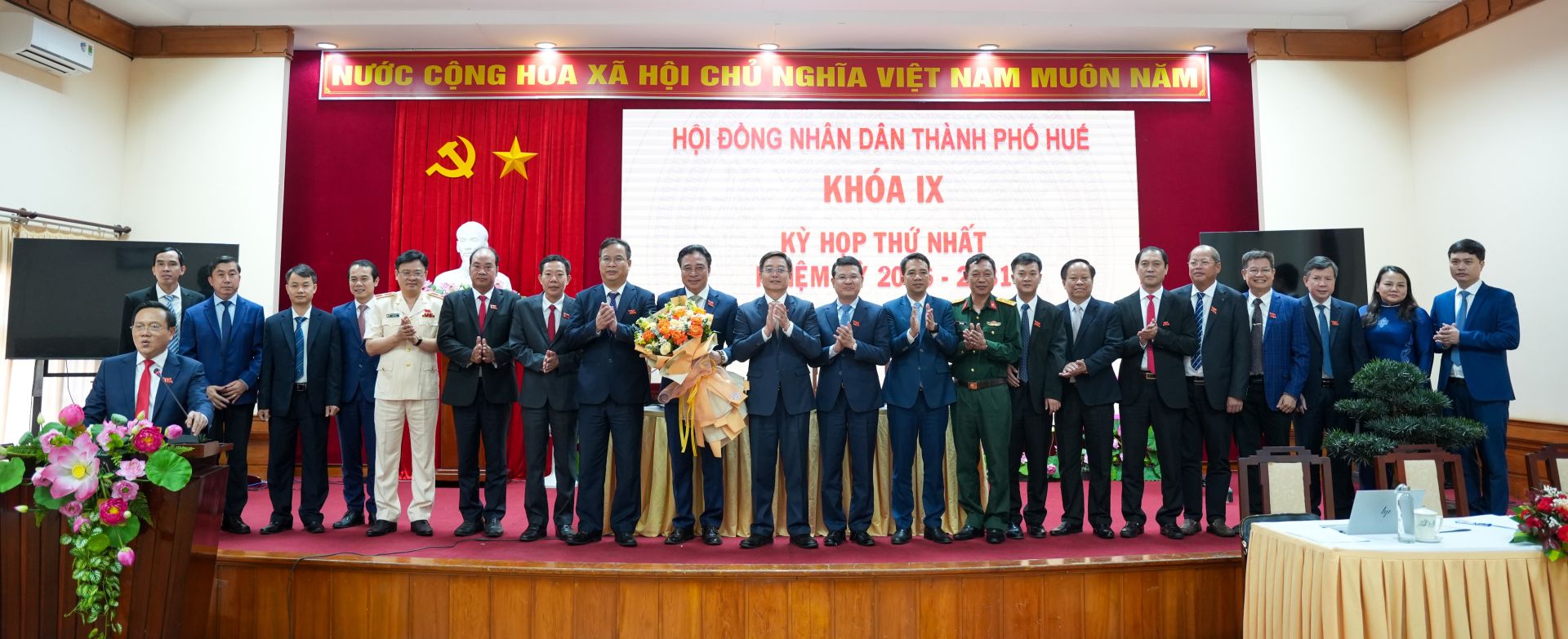 Chủ tịch v&agrave; c&aacute;c ph&oacute; chủ tịch UBND, c&aacute;c ban của Hội đồng nh&acirc;n d&acirc;n ra mắt