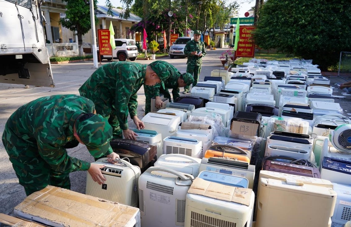 Bộ đội Bi&ecirc;n ph&ograve;ng tỉnh An Giang phối hợp bắt vụ vận chuyển h&agrave;ng lậu số lượng lớn