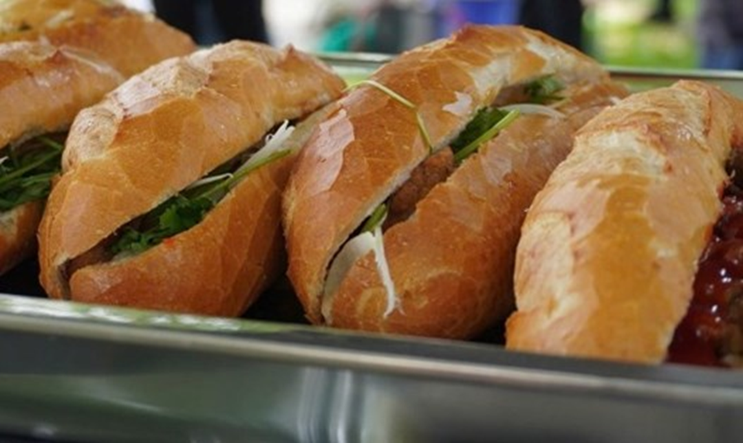 Đắk Lắk: Hơn 80 người nhập viện nghi ngộ độc sau khi ăn bánh mì