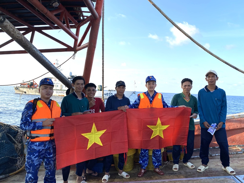 Cán bộ, chiến sĩ Tàu CSB 4035, Hải đội 422, Hải đoàn 42, Bộ Tư lệnh Vùng Cảnh sát biển 4 tuyên truyền pháp luật, tặng cờ Tổ quốc cho ngư dân đánh bắt hải sản trên biển Cán bộ, chiến sĩ Tàu CSB 4035, Hải đội 422, Hải đoàn 42, Bộ Tư lệnh Vùng Cảnh sát biển 4 tuyên truyền pháp luật, tặng cờ Tổ quốc cho ngư dân đánh bắt hải sản trên biển