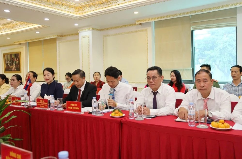 C&aacute;c đại biểu của đo&agrave;n c&ocirc;ng t&aacute;c Hội CTĐ tỉnh Hủa Phăn dự hội nghị.