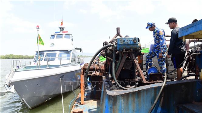 Bắt giữ tàu chở 600m³ cát nhiễm mặn không rõ nguồn gốc