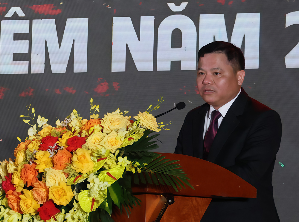 Đồng ch&iacute; Dương Văn Đức, Ph&oacute; B&iacute; thư Đảng ủy, Chủ tịch UBND phường T&acirc;n An ph&aacute;t biểu khai mạc lễ hội.