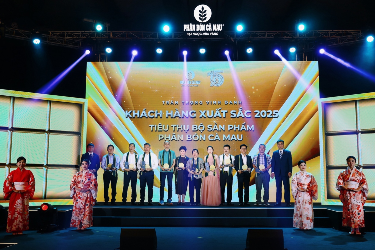 Ph&acirc;n b&oacute;n C&agrave; Mau vinh danh kh&aacute;ch h&agrave;ng xuất sắc năm 2025