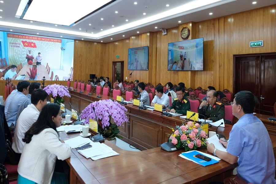 Đại diện lãnh đạo các sở, ngành tại đầu cầu trung tâm nghe các địa phương báo cáo tình hình tại địa bàn theo hình thức trực tuyến Đại diện lãnh đạo các sở, ngành tại đầu cầu trung tâm nghe các địa phương báo cáo tình hình tại địa bàn theo hình thức trực tuyến