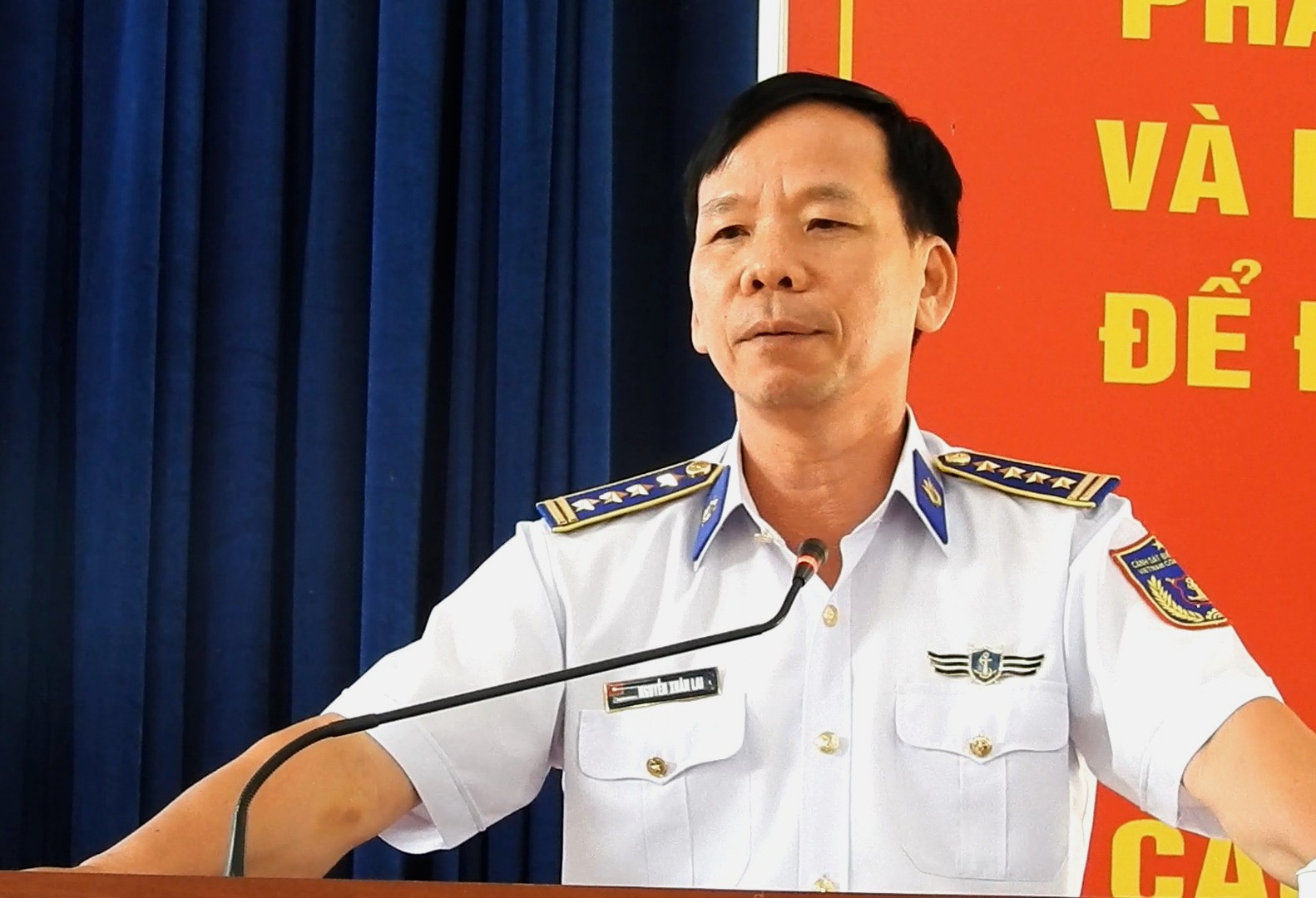 Đại t&aacute; Nguyễn Xu&acirc;n Lai, b&aacute;o c&aacute;o vi&ecirc;n BTL V&ugrave;ng Cảnh s&aacute;t biển 3 tuy&ecirc;n truyền tại hội nghị