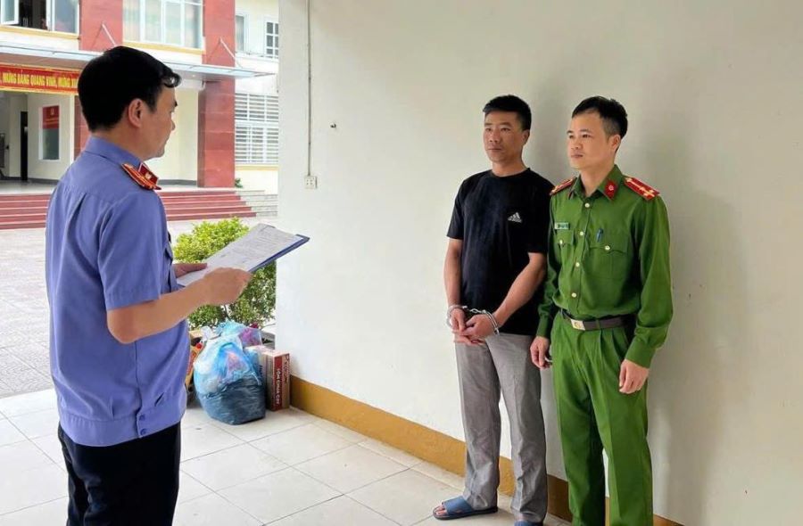 Lực lượng chức năng tống đạt quyết định khởi tố đối với Trần Quốc Ho&agrave;n