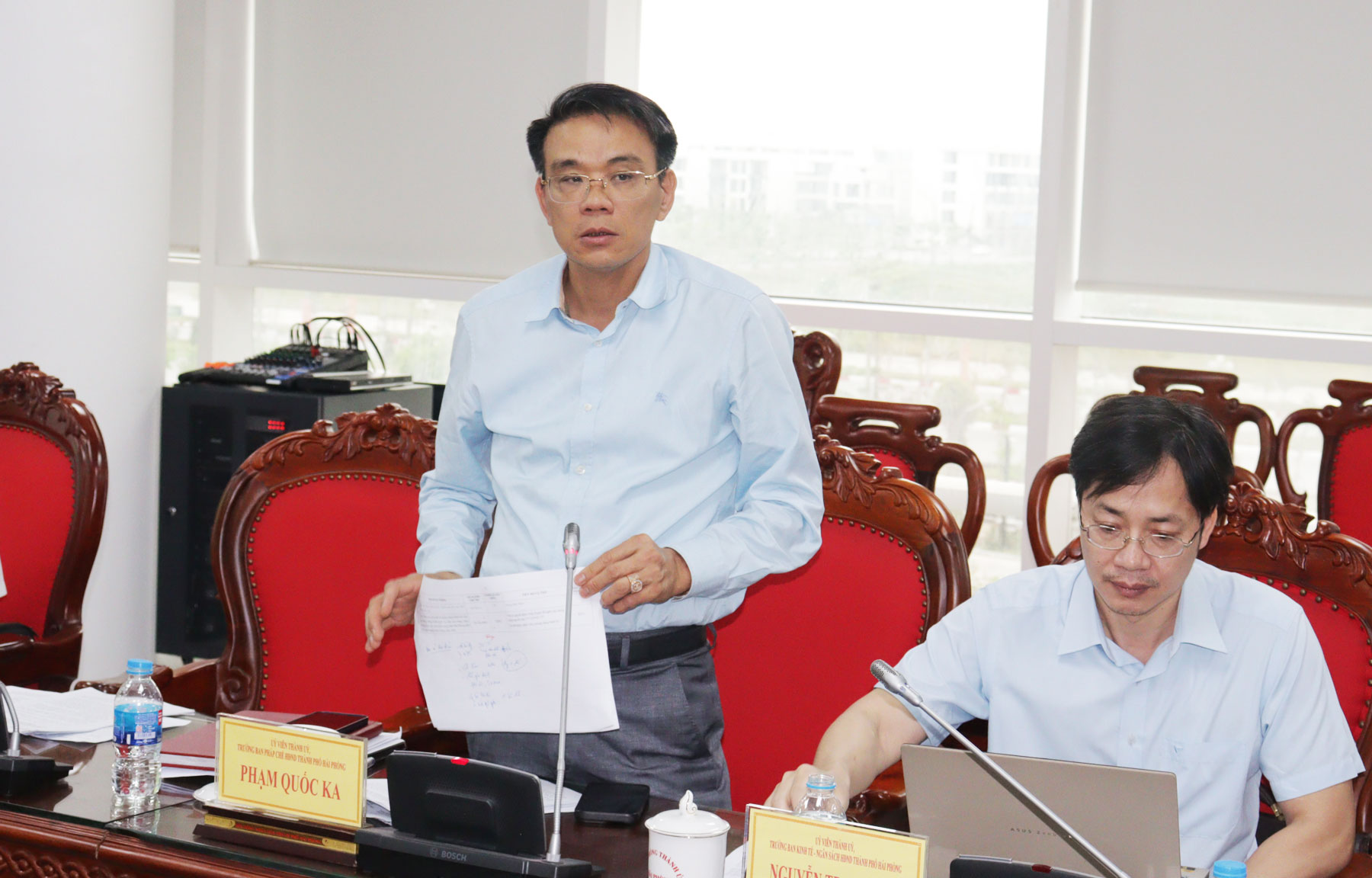 Trưởng Ban Ph&aacute;p chế HĐND th&agrave;nh phố ph&aacute;t biểu tại Hội nghị.