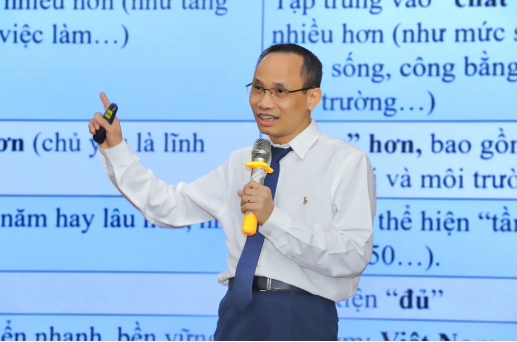 TS. Cấn Văn Lực, Chuyên gia Kinh tế trưởng BIDV, Thành viên Hội đồng tư vấn Tài chính và Tiền tệ Quốc gia trình bày tham luận TS. Cấn Văn Lực, Chuyên gia Kinh tế trưởng BIDV, Thành viên Hội đồng tư vấn Tài chính và Tiền tệ Quốc gia trình bày tham luận