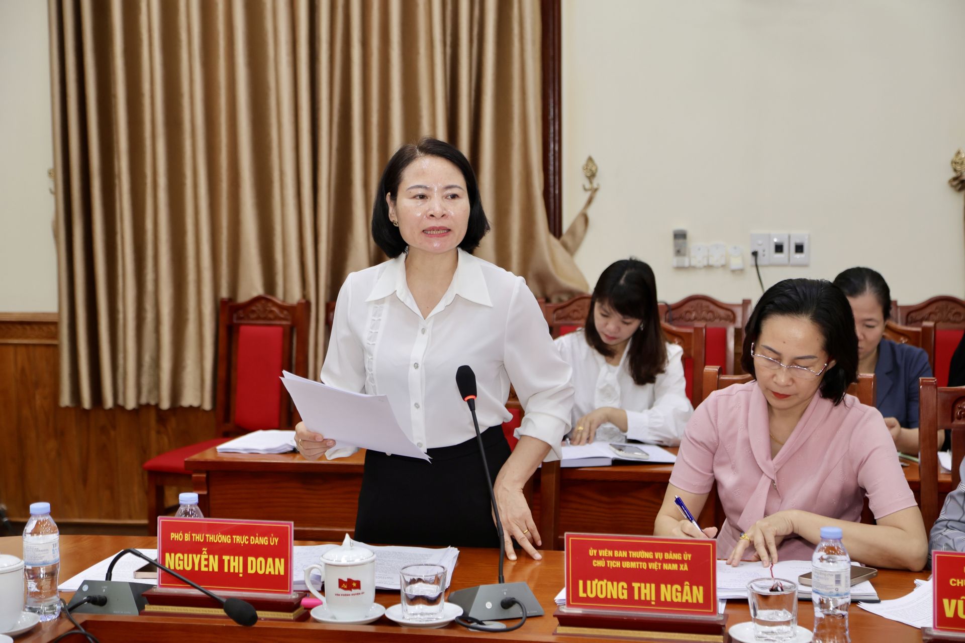 Đồng ch&iacute; Nguyễn Thị Doan, Ph&oacute; B&iacute; thư Thường trực Đảng uỷ x&atilde; tr&igrave;nh b&agrave;y b&aacute;o c&aacute;o.