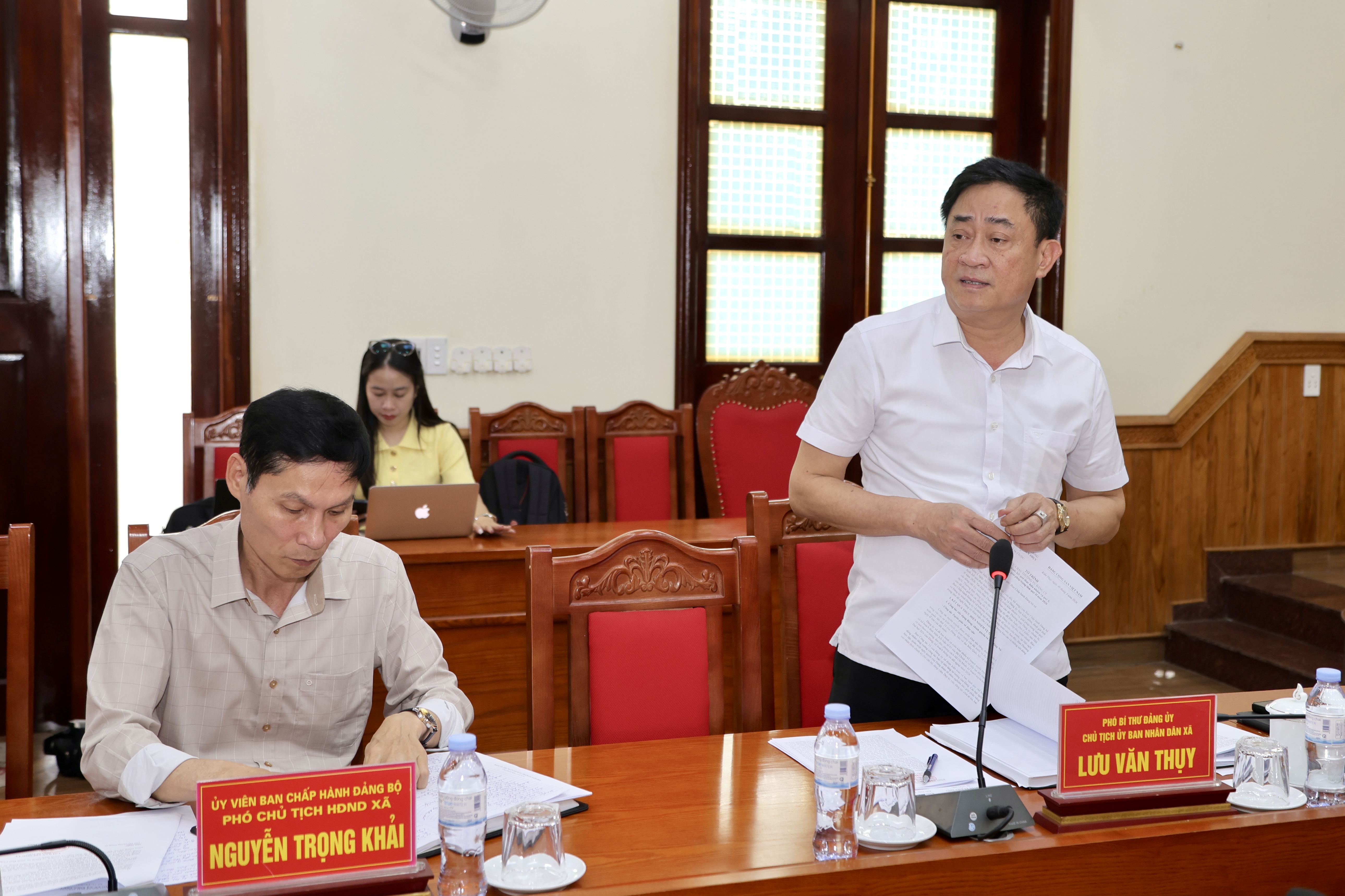 Chủ tịch UBND x&atilde; Lưu Văn Thuỵ ph&aacute;t biểu tại hội nghị.