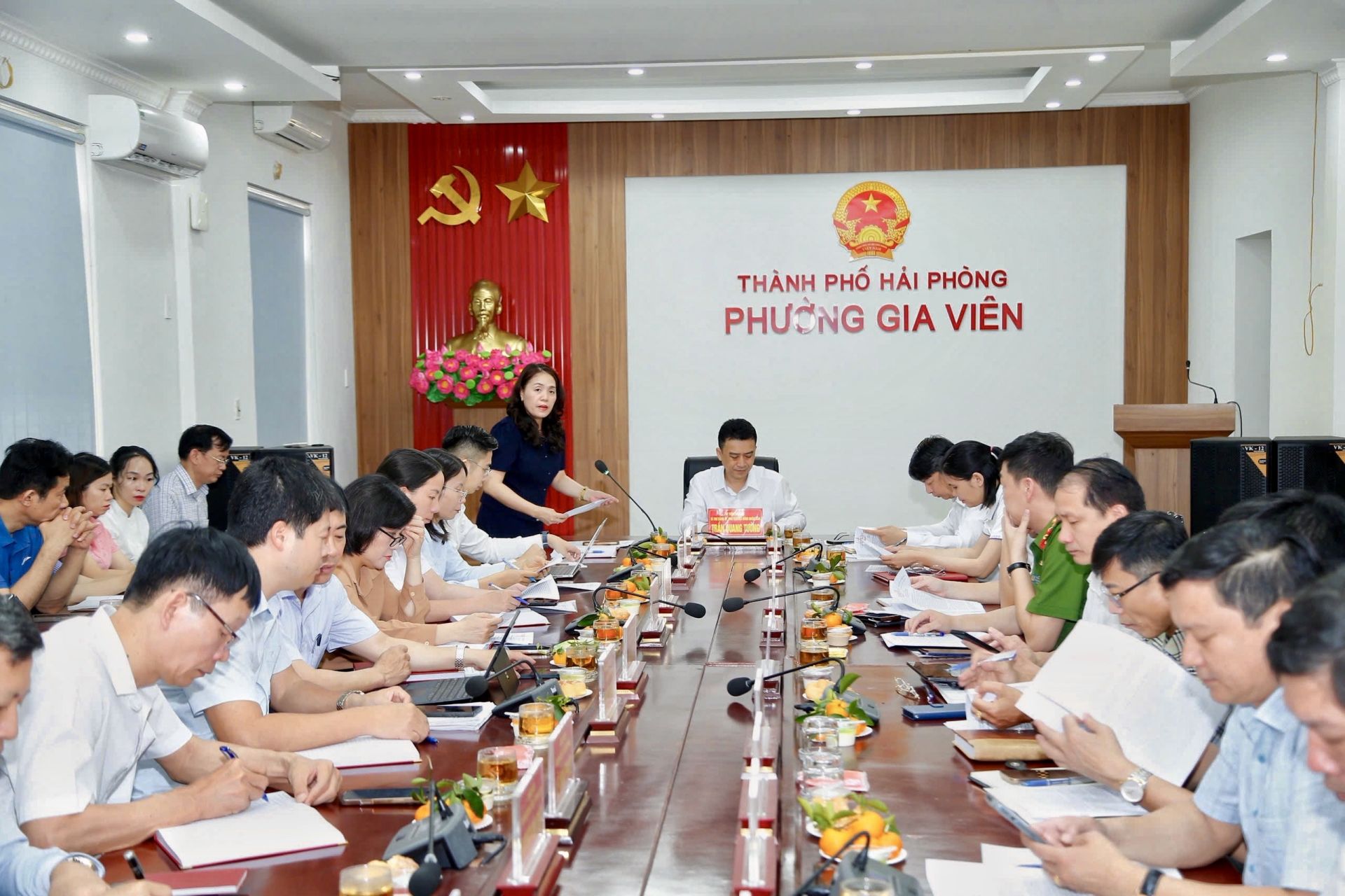 Đồng ch&iacute; Vũ Thị Loan, Ph&oacute; B&iacute; thư Thường trực Đảng ủy phường Gia Vi&ecirc;n ph&aacute;t biểu tại hội nghị.