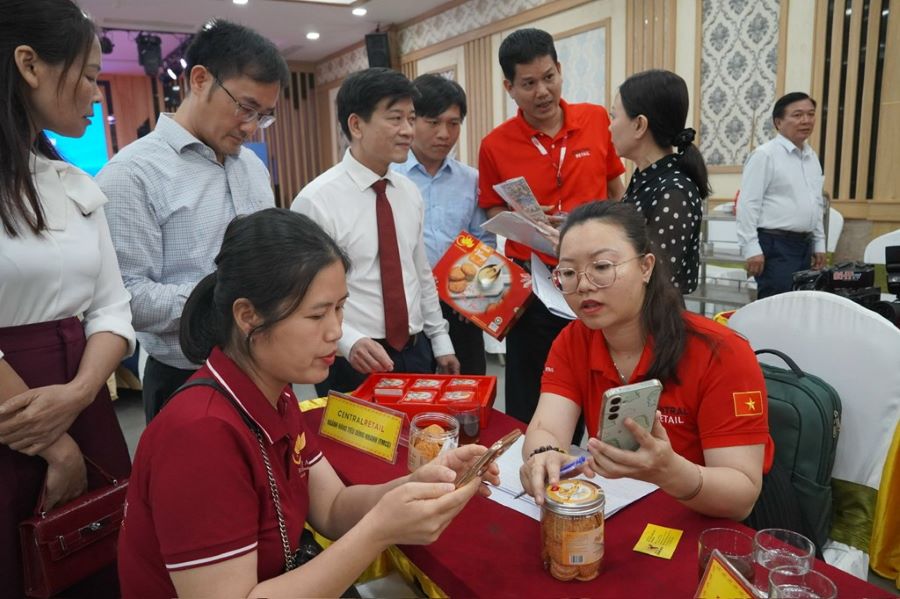 Doanh nghiệp t&igrave;m hiểu quy tr&igrave;nh đưa sản phẩm v&agrave;o hệ thống si&ecirc;u thị GO!