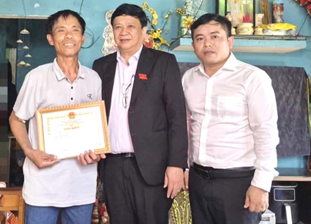 Đà Nẵng: Biểu dương người đàn ông dũng cảm cứu 2 em nhỏ bị đuối nước