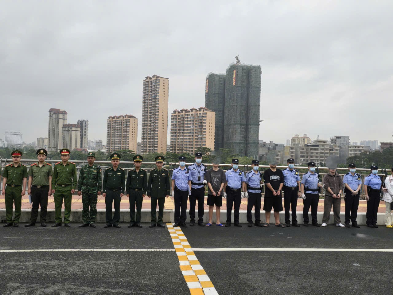 Công an đặc khu Vân Đồn phối hợp trao trả 4 công dân Trung Quốc vi phạm quy định về xuất nhập cảnh