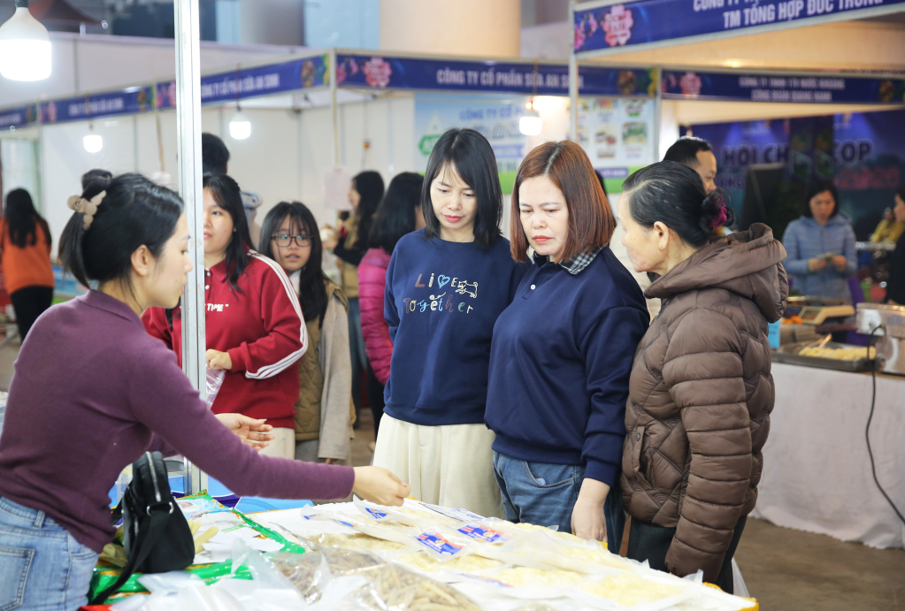 Người d&acirc;n, du kh&aacute;ch mua sắm h&agrave;ng h&oacute;a tại Hội chợ OCOP Quảng Ninh - Xu&acirc;n 2026, diễn ra từ 6-11/2/2026
