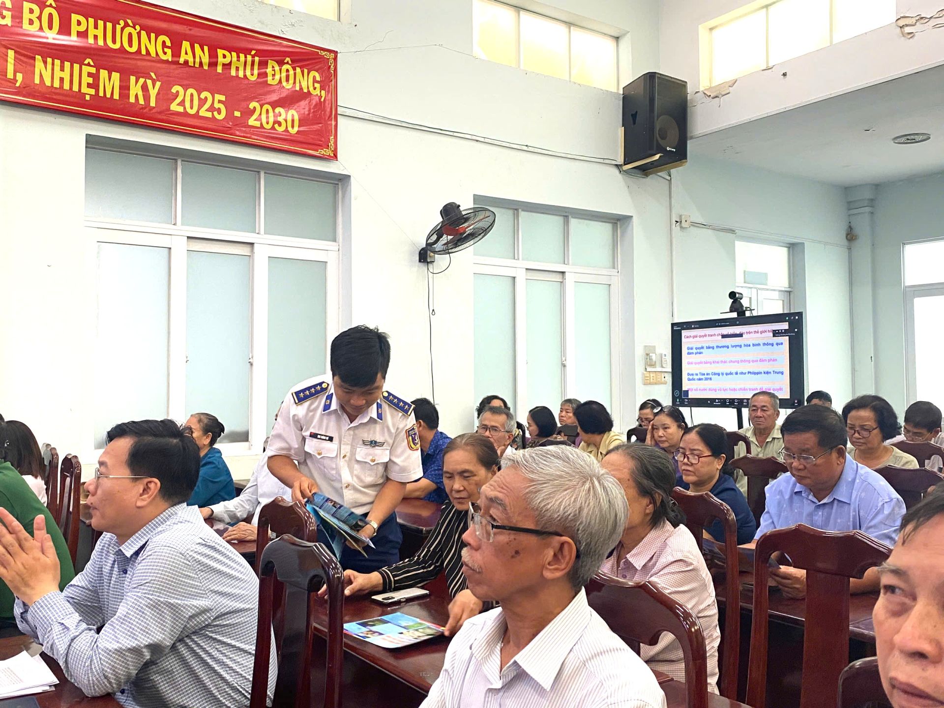 C&aacute;n bộ, chiến sĩ V&ugrave;ng Cảnh s&aacute;t biển 3 ph&aacute;t tờ rơi tuy&ecirc;n truyền cho người d&acirc;n