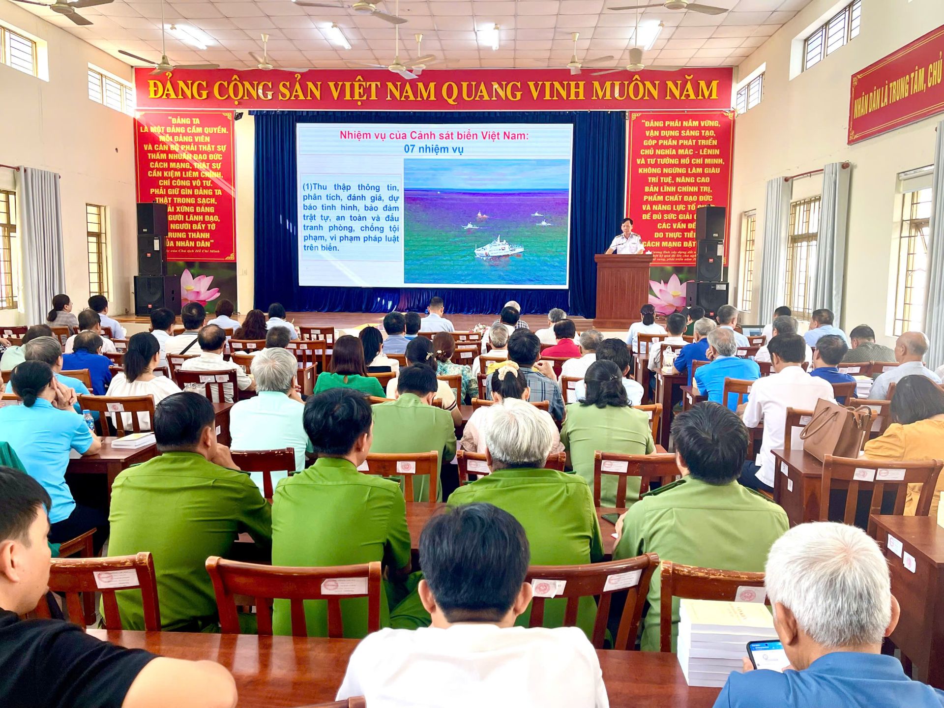 Bộ Tư lệnh Vùng Cảnh sát biển 3 tuyên truyền biển, đảo tại cơ sở