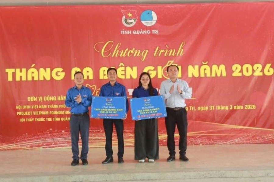 Trao tặng c&ocirc;ng tr&igrave;nh 